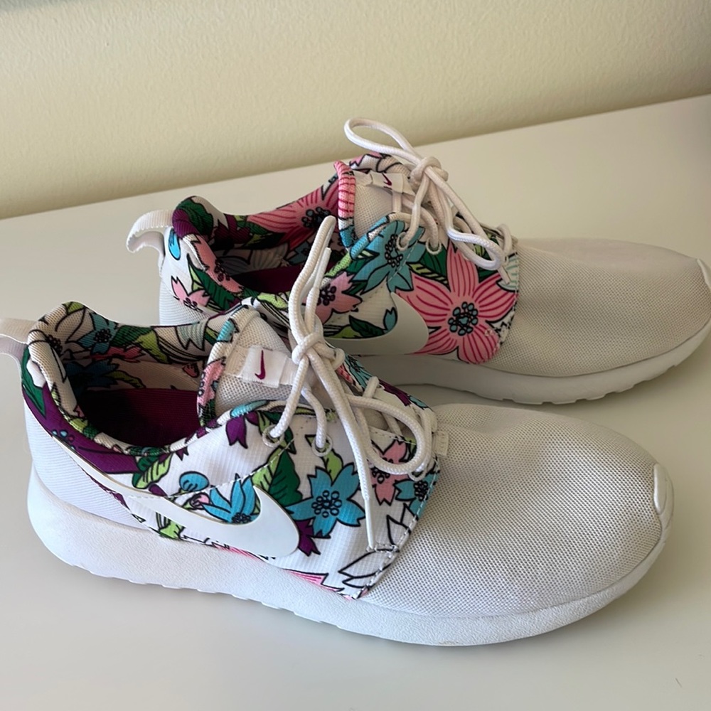 Women’s Nike Roshe Run Aloha Floral Shoes Size:9 1/2